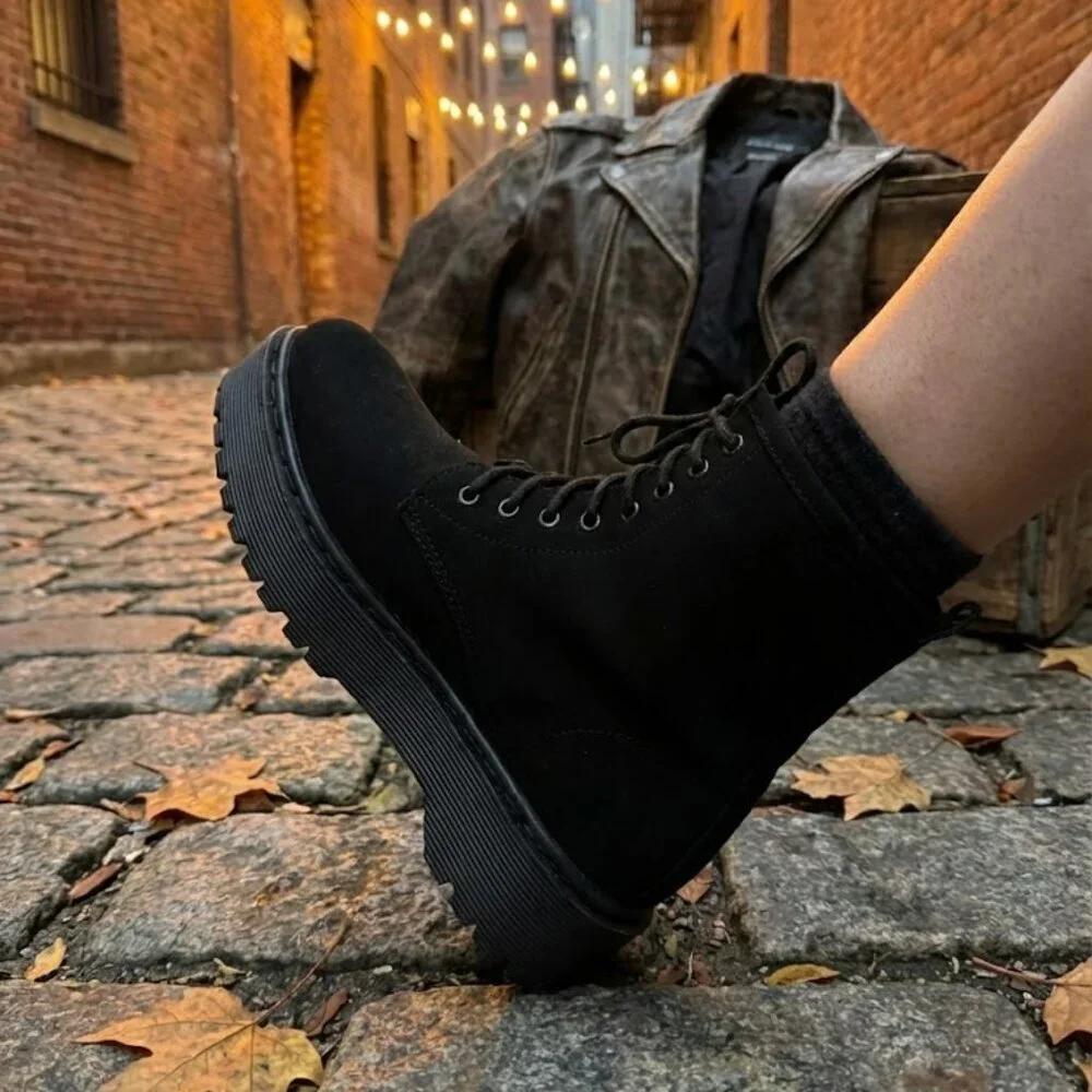 NWT Bonnibel Black Chunky Platform Combat Boots 1.5” Lug Sole Grunge
